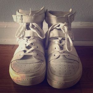 These are very nice and dressy sneakers.